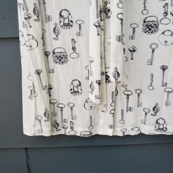 Cabi Keys Please Cream Print Bow Sleeveless Blouse - Picture 7 of 10